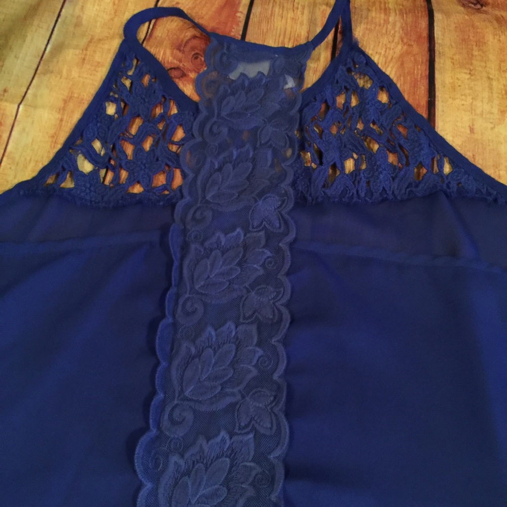 💙AVAILABLE💙 Crochet Inset Hi-Lo Top - Picture 3 of 8